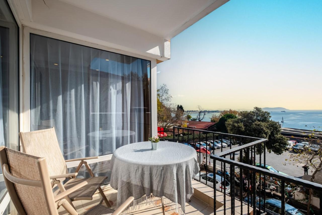 Chic Flat With Balcony Near Moda Shore Istanbul Exteriör bild